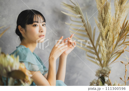 花を持つ女性 111300596