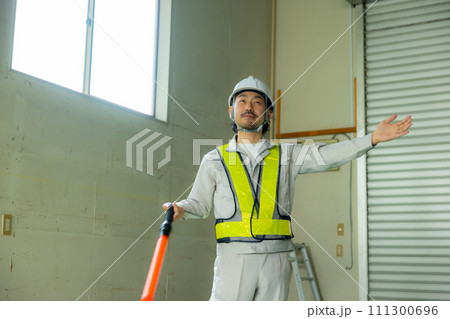 誘導棒を振る男性　 111300696