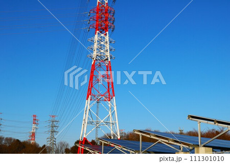 送電線のある風景 太陽光パネル 送電線のある風景 太陽光パネル 111301010