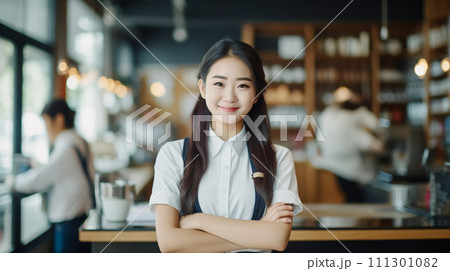 カフェで働く笑顔のアジア女性 Asian woman working in Barista cafe 111301082