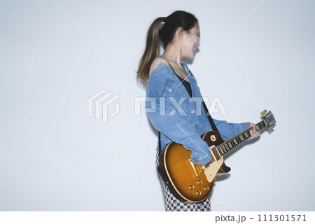 女性ギタリスト 111301571