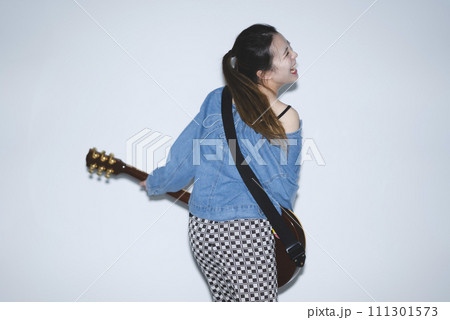 女性ギタリスト 女性ギタリスト 111301573