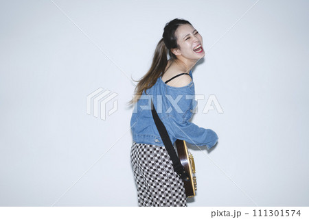 女性ギタリスト 女性ギタリスト 111301574