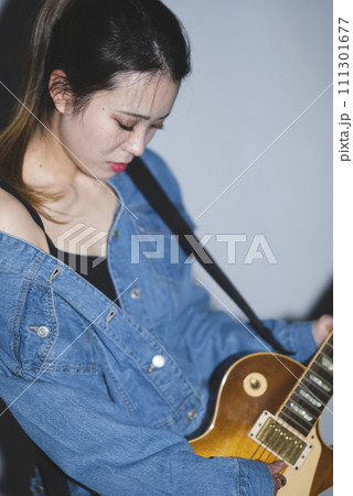 女性ギタリスト 111301677