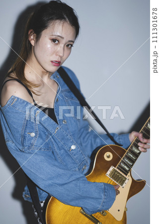 女性ギタリスト 女性ギタリスト 111301678