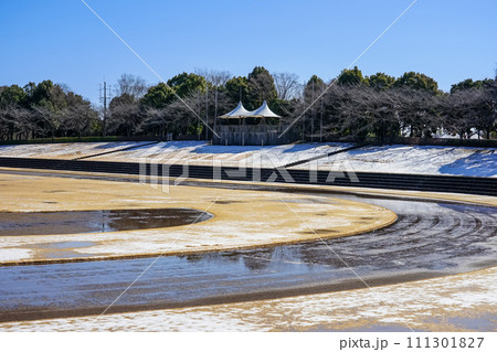 快晴の稲城中央公園 雪に覆われた総合グラウンド(東京都稲城市) 快晴の稲城中央公園 雪に覆われた総合グラウンド(東京都稲城市) 111301827