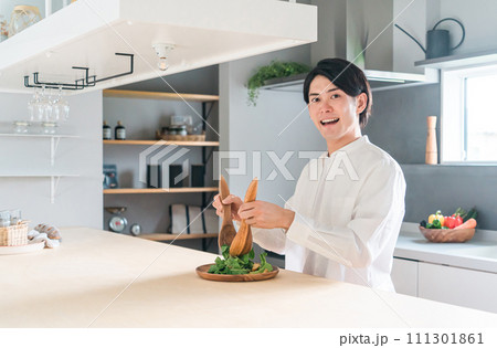 キッチンで料理をする若い男性・主夫・夫(サラダ・ヘルシー・ベジタリアン・オーガニック) キッチンで料理をする若い男性・主夫・夫(サラダ・ヘルシー・ベジタリアン・オーガニック) 111301861
