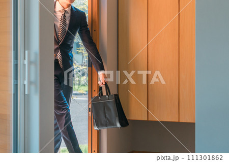 玄関から自宅に入るビジネスマン（帰宅・ただいま・訪問・営業） 111301862