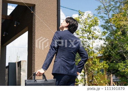 帰宅するビジネスマン・訪問販売の営業マン 111301870