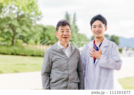 若い男性医師とシニア男性患者(白衣・ドクター・担当医) 若い男性医師とシニア男性患者(白衣・ドクター・担当医) 111301877