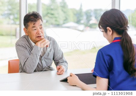 病院・クリニックで相談するシニア男性(病気・体調不良・リハビリ・問診・診察) 病院・クリニックで相談するシニア男性(病気・体調不良・リハビリ・問診・診察) 111301908