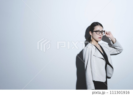 メガネをかけたクールな女性 111301916