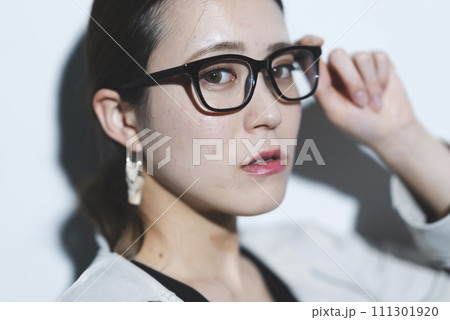 メガネをかけたクールな女性 111301920