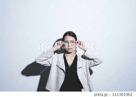 メガネをかけたクールな女性 メガネをかけたクールな女性 111301962