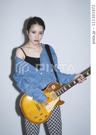 メガネをかけたクールな女性 111301972