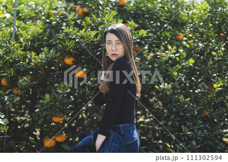 植物園を散策する女性 111302594
