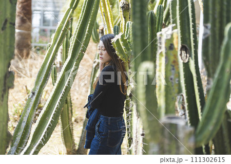植物園を散策する女性 111302615