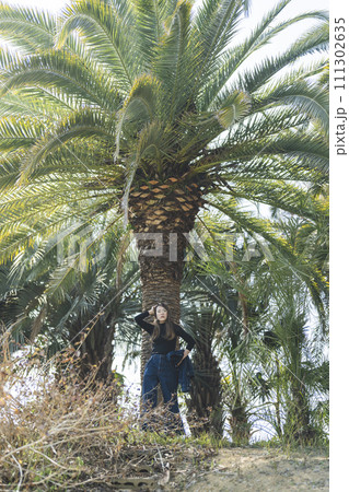 植物園を散策する女性 植物園を散策する女性 111302635
