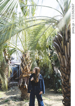植物園を散策する女性 植物園を散策する女性 111302687