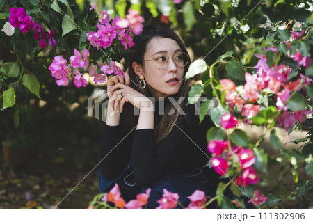 植物園の女性 111302906