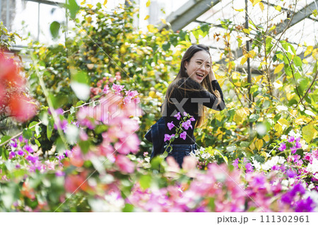 植物園の女性 111302961