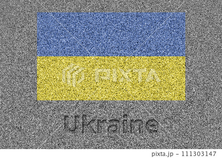 石板の上に描かれたウクライナの国旗と、掘ったような「Ukraine」の文字 111303147