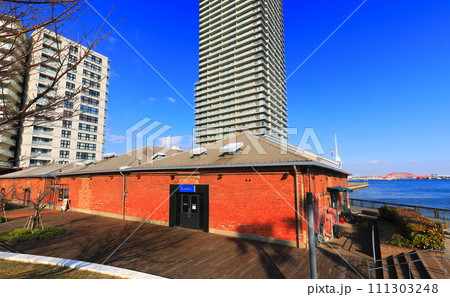 【兵庫県】晴天の神戸煉瓦倉庫（ハーバーランド） 111303248