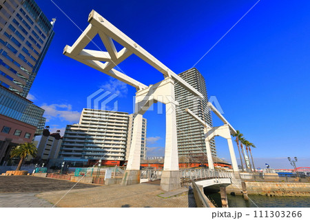 【兵庫県】晴天の神戸煉瓦倉庫のはねっこ(ハーバーランド) 【兵庫県】晴天の神戸煉瓦倉庫のはねっこ(ハーバーランド) 111303266