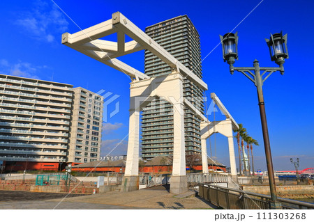 【兵庫県】晴天の神戸煉瓦倉庫のはねっこ(ハーバーランド) 【兵庫県】晴天の神戸煉瓦倉庫のはねっこ(ハーバーランド) 111303268
