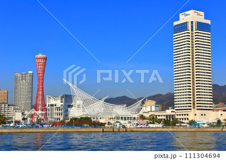 【兵庫県】改装後のポートタワーと神戸メリケンパーク 111304694