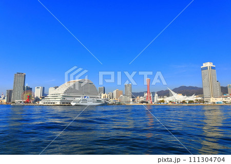 【兵庫県】改装後のポートタワーと神戸メリケンパーク 111304704