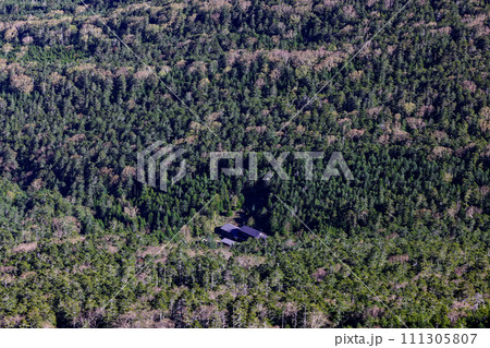 八ヶ岳連峰・硫黄岳稜線から見るオーレン小屋 八ヶ岳連峰・硫黄岳稜線から見るオーレン小屋 111305807