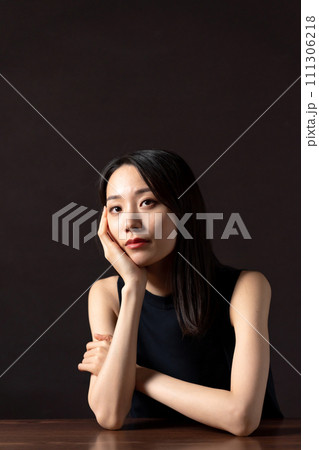 若い女性 アジアンビューティー 頬杖 若い女性 アジアンビューティー 頬杖 111306218