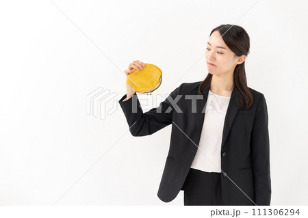 若い女性　ビジネス　財布 111306294