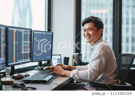 株価・為替をチェックするトレーダー 111306384