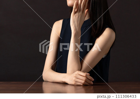若い女性 頬杖 顔なし 若い女性 頬杖 顔なし 111306433