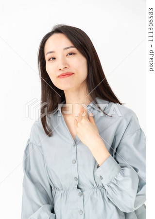 若い女性　ビューティー　 縦位置 111306583
