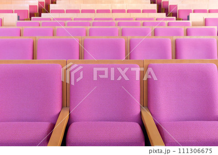 講堂 ホールに並んだイス 座席がある風景  111306675