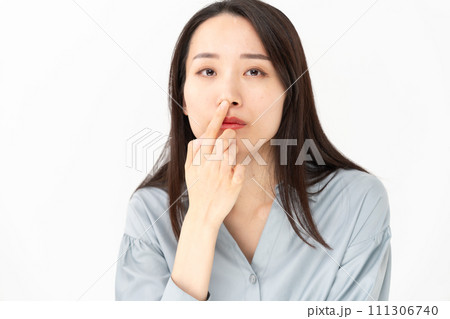 若い女性 ビューティー 悩む 若い女性 ビューティー 悩む 111306740