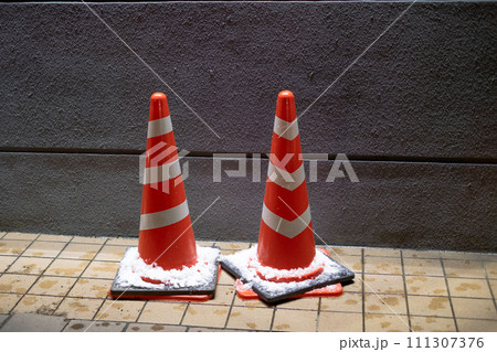 歩道に設置された三角コーン 歩道に設置された三角コーン 111307376