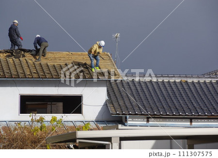 古民家を瓦を撤去し解体する準備の様子 111307575