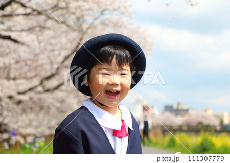 幼稚園の制服を着た幼児　入園式　卒園式 111307779