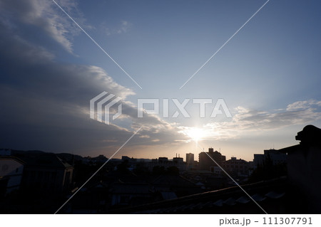 街の夕陽 111307791