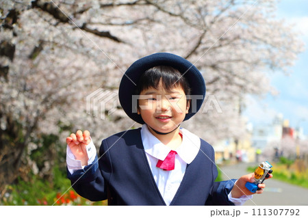 幼稚園の制服を着た幼児　入園式　卒園式 111307792