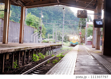 電車とプラットフォーム 111307797