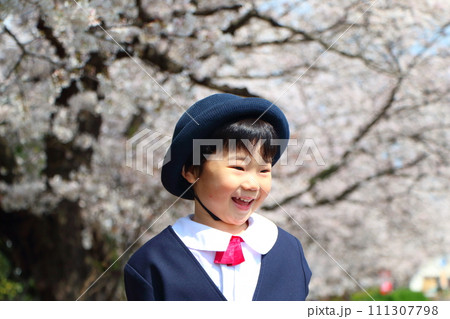 幼稚園の制服を着た幼児　入園式　卒園式 111307798