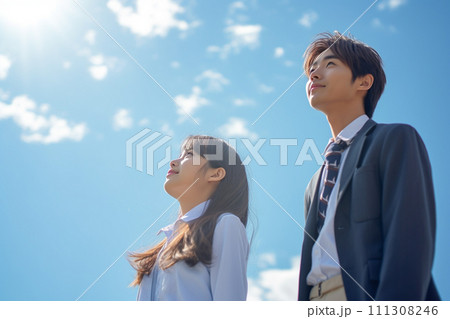 空を見上げる笑顔の学生たち 111308246