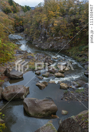 日本 宮城県仙台市太白区を流れる名取川と奇岩が並ぶ峡谷、磊々峡の紅葉 日本 宮城県仙台市太白区を流れる名取川と奇岩が並ぶ峡谷、磊々峡の紅葉 111308407