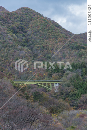 日本　宮城県仙台市太白区秋保町にある秋保大滝近くの秋保大橋 111308426