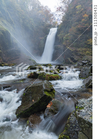 日本 宮城県仙台市太白区秋保町にある水飛沫をあげる秋保大滝と紅葉 日本 宮城県仙台市太白区秋保町にある水飛沫をあげる秋保大滝と紅葉 111308431